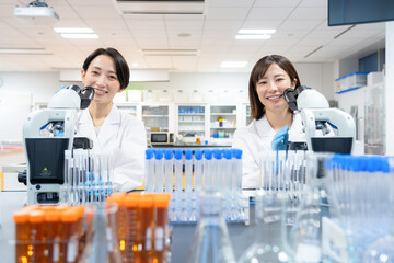 研究をする科学者　撮影協力　学校法人電波学園 東京電子専門学校