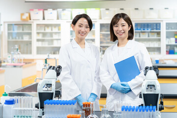 研究をする科学者　撮影協力　学校法人電波学園 東京電子専門学校