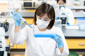 研究をする科学者　撮影協力　学校法人電波学園 東京電子専門学校