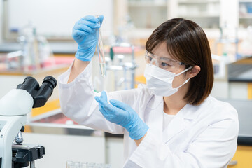 研究をする科学者　撮影協力　学校法人電波学園 東京電子専門学校