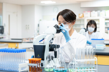 Fototapeta premium 研究をする科学者 撮影協力 学校法人電波学園 東京電子専門学校