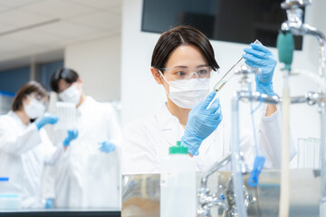 研究をする科学者　撮影協力　学校法人電波学園 東京電子専門学校