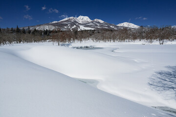 快晴の冬 一面雪景色の妙高高原 凍結したいもり池と雪をいただく妙高山
