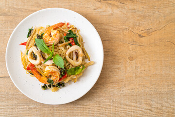  stir fried spicy noodles with sea food