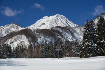 雄大な妙高山に抱かれた快晴のゲレンデの朝