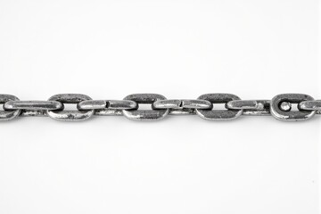 Obraz premium Close-Up View of a Metallic Chain Links on White Background, Showcasing the Texture and Interconnectedness of Each Link with a Focus on Industrial Strength and Durability