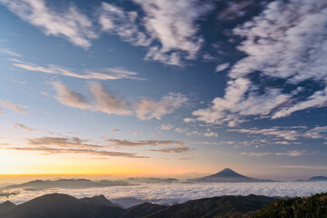 山梨県山梨市　夜明けの国師ヶ岳から望む富士山