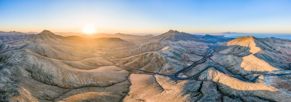 Spain, Canary Islands, Fuerteventura, mountainous volcanic landscape 