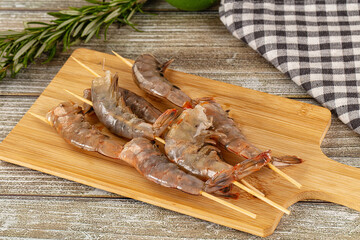 Raw shrimp skewer for grill