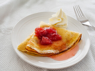 苺ジャムをクリームを添えたクレープ