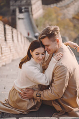 Obraz premium beautiful young couple showing affection on the Great Wall of China