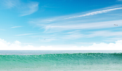 Obraz premium Summer landscape with a vast sea under a majestic sky