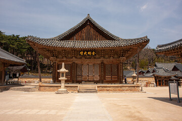 한국 불교의 통도사 대웅전과 금강계단