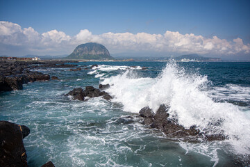 파도치는 사계 해변 갯바위에서 본 산방산