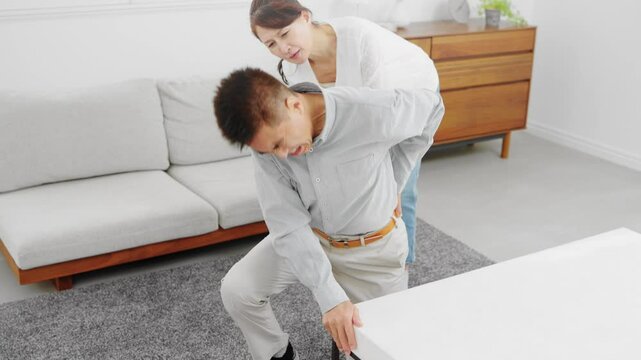 ぎっくり腰を発症した夫を心配する妻