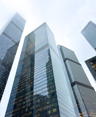 Obraz premium A city skyline with tall buildings, including a large glass tower
