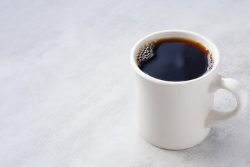 淹れたてのフレッシュで香りのよいコーヒーが入ったコーヒーカップ
