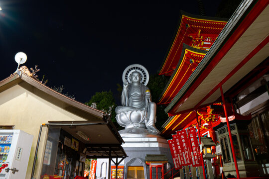 Templo Budista en Jap&oacute;n de Noche