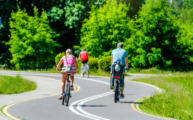 Obraz premium Cyclists ride on the bike path in the city Park 