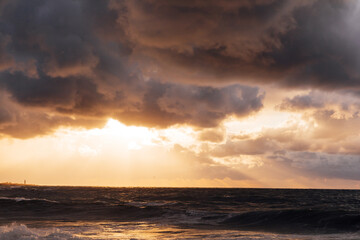 Obraz premium Beautiful landscape, storm on the sea and sunset sky with clouds