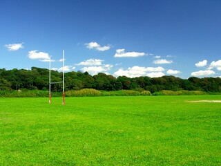 ラグビーのゴールポストのある秋の江戸川河川敷風景	