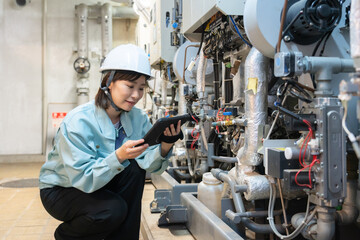 ビルメンテナンスをする女性エンジニア　撮影協力 学校法人電波学園...