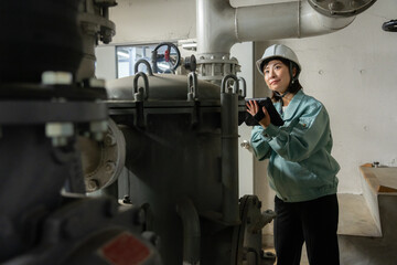 ビルメンテナンスをする女性エンジニア　撮影協力 学校法人電波学園 東京電子専門学校