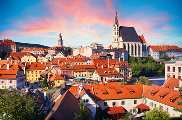 Obraz premium Dramatic sunset over skyline of old town of Cesky Krumlov - Czech Republic
