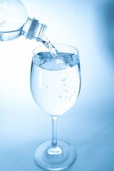 グラスに水を注ぐ