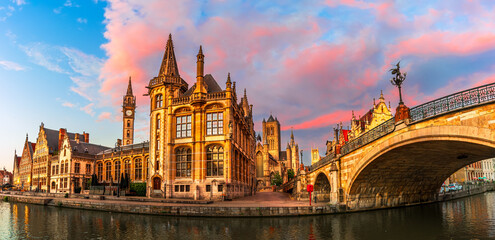 Obraz premium Gent, Belgium: Panoramic view of Graslei old town and embankment Graslei over Leie river at sunset