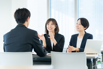 会議をする男女のビジネスマン　撮影協力...