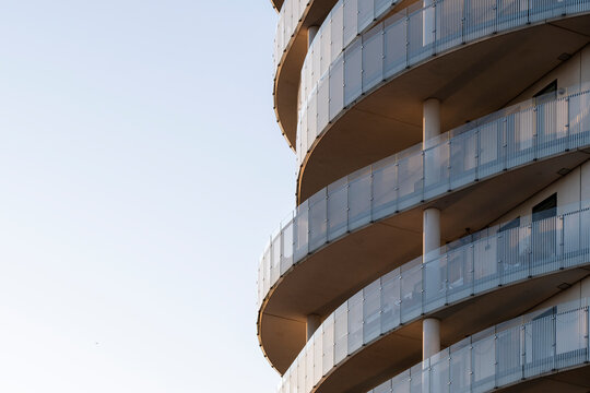 Clean curves and minimal balcony lines on residential building in Bryggen, Copenhagen. Composition ideal for real estate, property marketing or architecture-focused visuals.