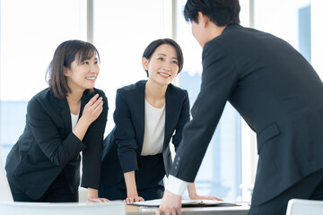 会議をする男女のビジネスマン　撮影協力...