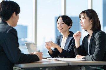 会議をする男女のビジネスマン　撮影協力...
