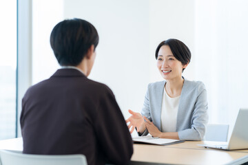 Obraz premium 会議をする男女のビジネスマン 撮影協力 学校法人電波学園 東京電子専門学校