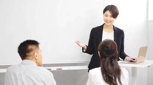 女性の講師とセミナーを受ける顧客