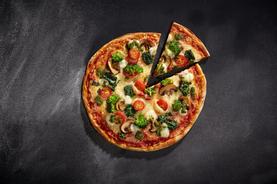 Pizza Green Garden (St&uuml;ck) mit Brokkoli, Spinat, Kirschtomaten, Champignons und Mozzarella &ndash; bunt und vegetarisch