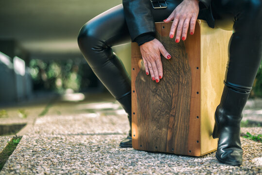 mujer tocando caj&oacute;n flamenco