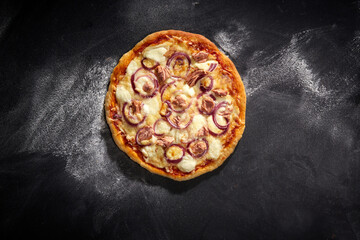 Pizza mit Thunfisch, roten Zwiebeln und Käse – herzhaft und klassisch serviert