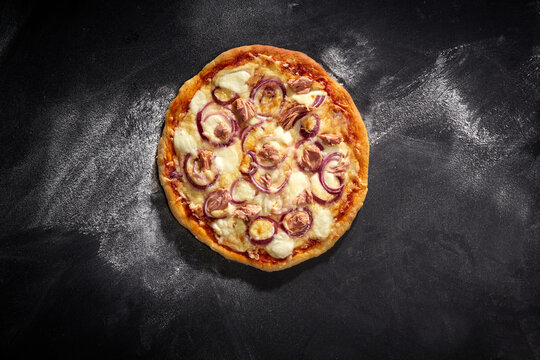 Pizza mit Thunfisch, roten Zwiebeln und K&auml;se &ndash; herzhaft und klassisch serviert