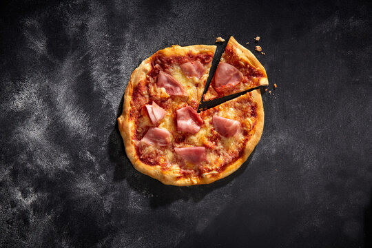 Pizza Prociutto (St&uuml;ck) mit Kochschinken und K&auml;se auf klassischem Tomatenboden &ndash; traditionell italienisch
