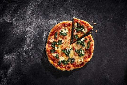 Pizza Spinaci (St&uuml;ck) mit frischem Blattspinat, Knoblauchcreme und K&auml;se &ndash; vegetarisch und aromatisch