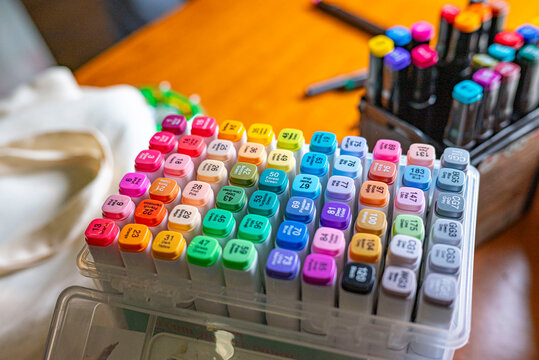 boite de feutres de couleur sur un bureau pour faire du dessin