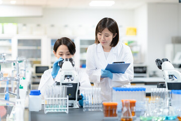 研究室で実験をする女性研究者　撮影協力　学校法人電波学園　東京電子専門学校