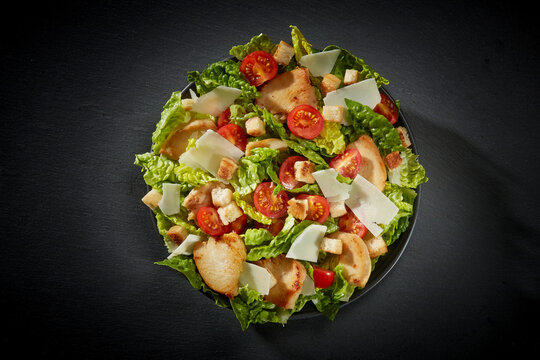 Caesar&rsquo;s Salad mit gegrilltem H&auml;hnchen, Kirschtomaten und Cro&ucirc;tons
