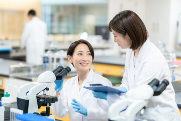 Fototapeta premium 研究室で実験をする女性研究者 撮影協力 学校法人電波学園 東京電子専門学校