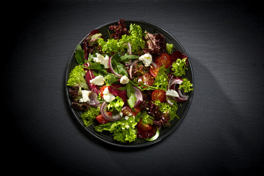 Mediterraner Salat Athena mit Feta und roten Zwiebeln