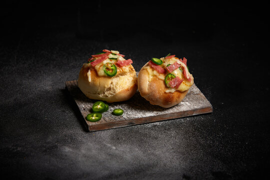 Pizzabr&ouml;tchen mit scharfer Salami und Jalape&ntilde;os &ndash; spicy Snack