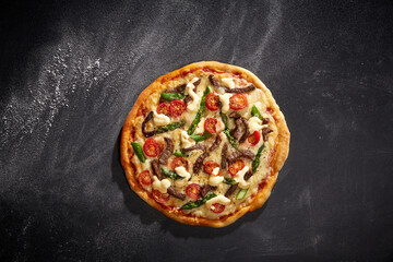 Rinderstreifen mit grünem Spargel und Tomaten auf Pizza – Deliziosa