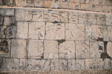 Chichen Itza, Mayas, Rivera maya, pirámide impresionante, juego de pelota, estadio y sacrificios. Columnas de guerreros del templo.